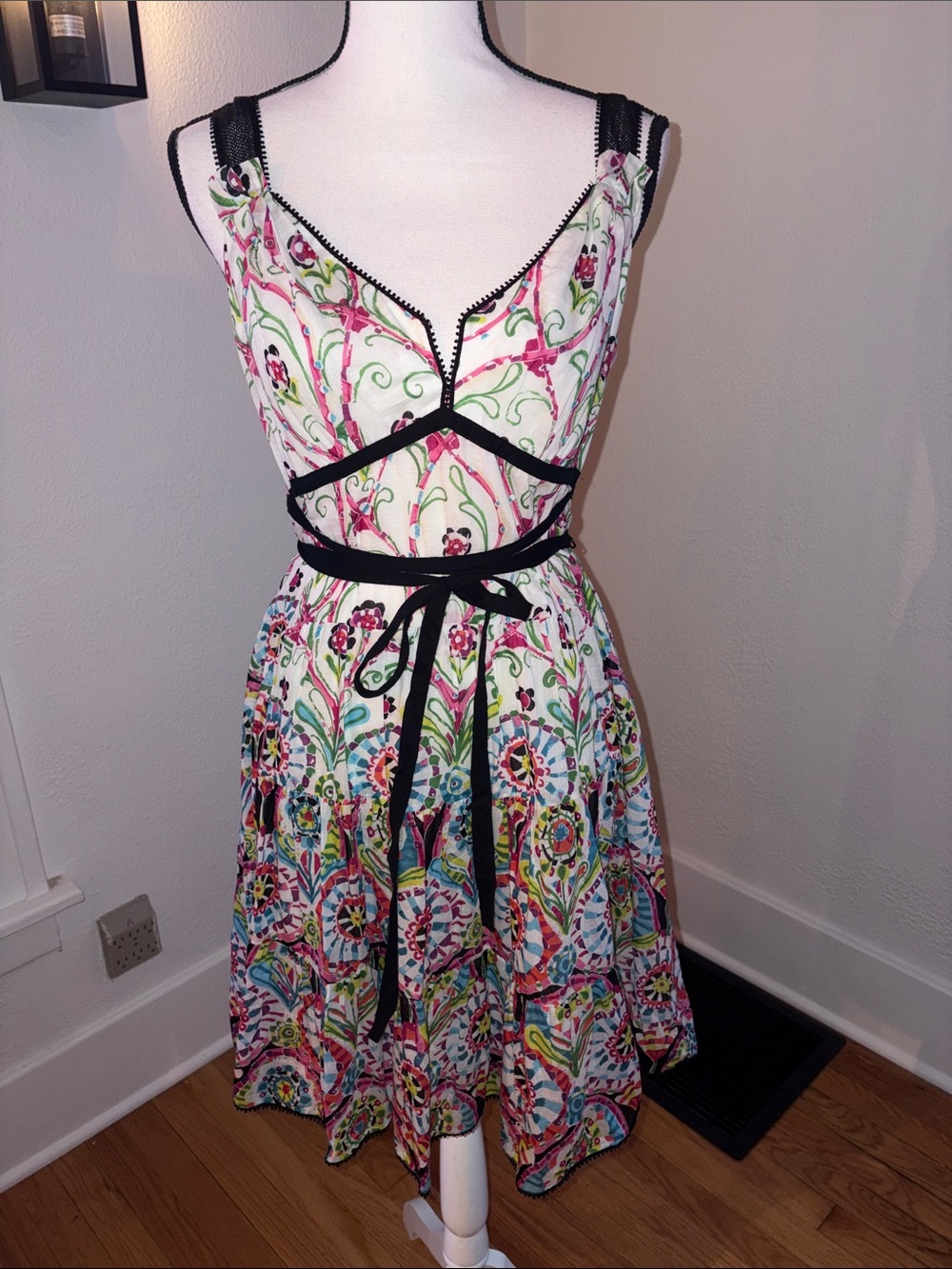 Nanette Lepore White Printed Dress Geometric Print and Ribbon accents Sz 6 Y2K